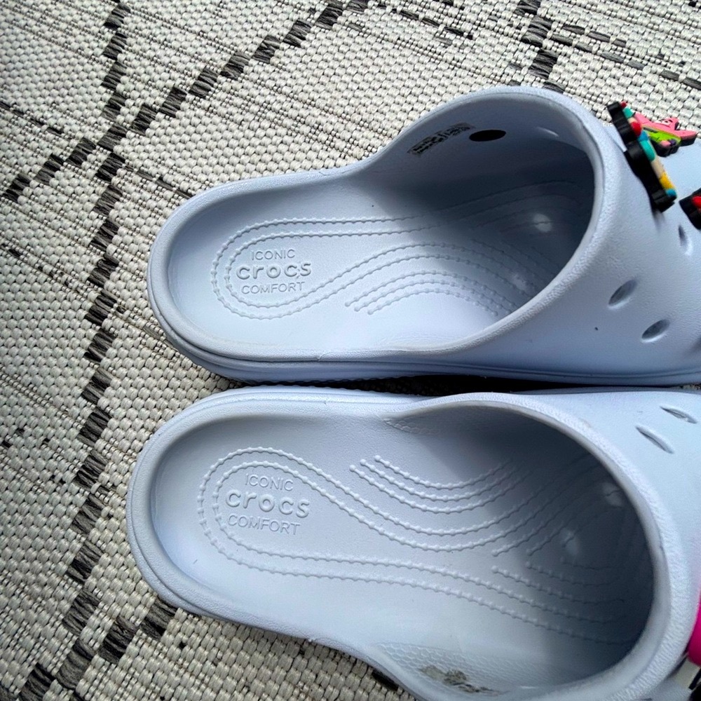 CROCS Light Gray Platform Clogs with Fun Charms in excellent condition M 5. /W 7 - Picture 6 of 11
